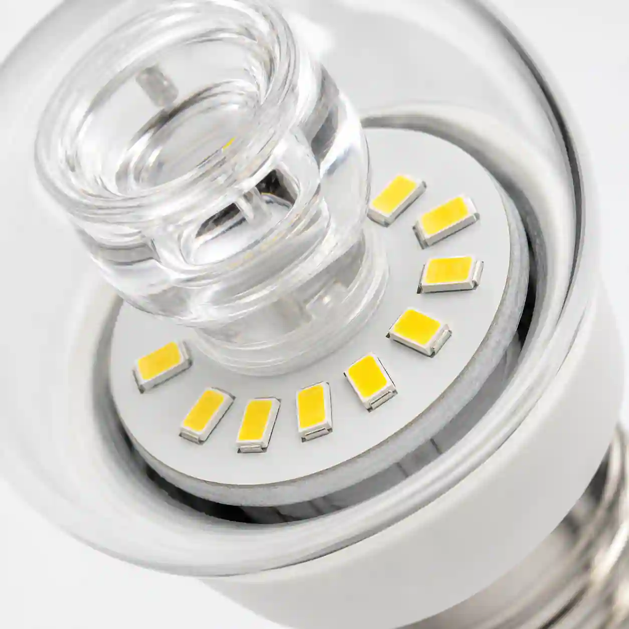 Detail deseti LED čipů uspořádaných uvnitř baňky žárovky